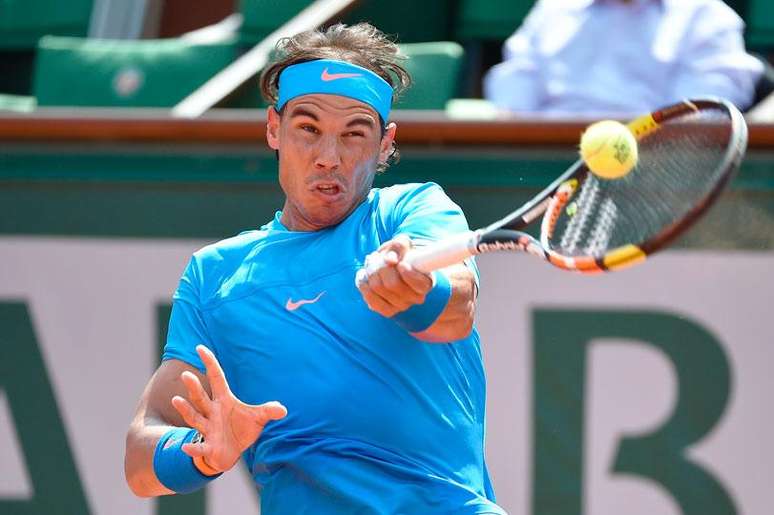 O espanhol Rafael Nadal joga contra o francês Quentin Halys, durante o Aberto de Tênis, em Roland Garros