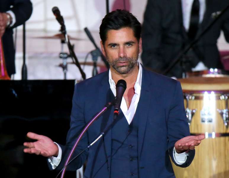 John Stamos entra para reabilitação após ser preso por dirigir bêbado, em Beverly Hills