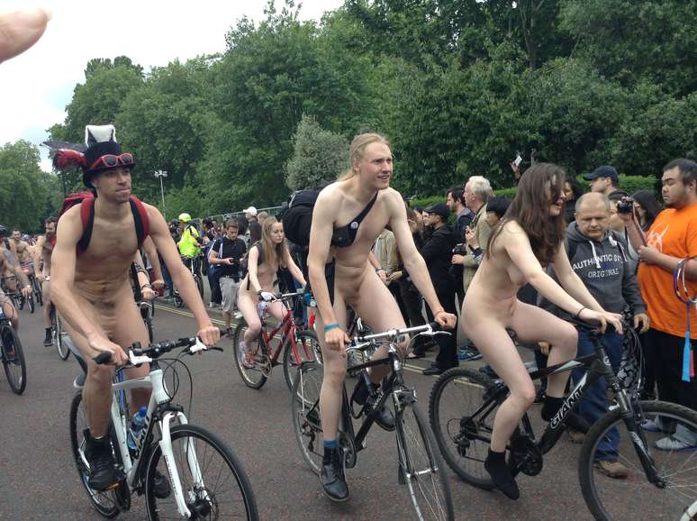 Sem roupas, ativistas defendem os direitos dos ciclistas