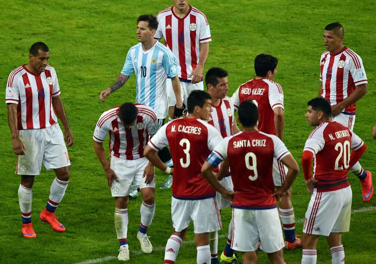 Argentina teve 45 minutos de brilho contra o Paraguai, mas falhas defensivas ficaram evidentes depois