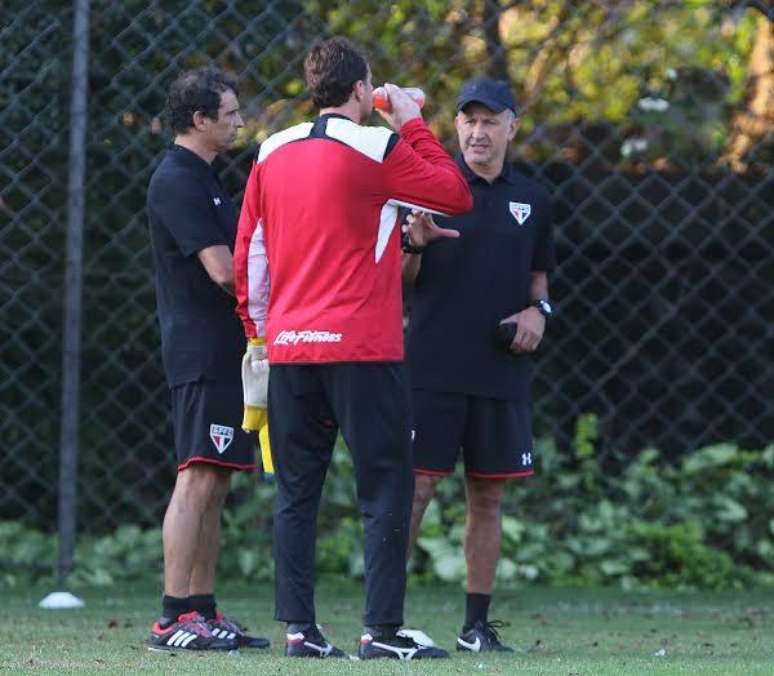 Ceni deve voltar a treinar com bola nesta quarta