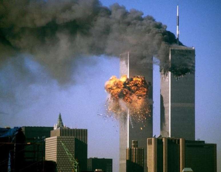 Torres gêmeas do World Trade Center são atacadas por aviões sequestrados, em Nova York, nos Estados Unidos, em setembro de 2001