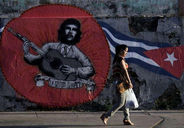 Grafite com imagem do herói revolucionário Ernesto "Che" Guevara e uma bandeira cubana, em Havana, Cuba, em maio
