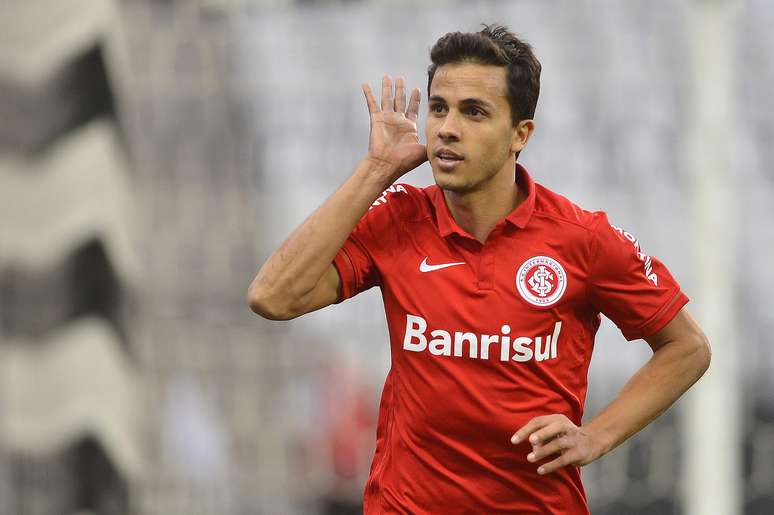 Nilmar marcou contra o ex-clube e provocou a torcida corintiana