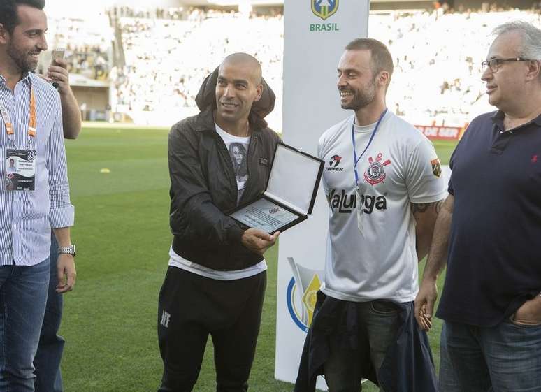 Sheik recebeu uma placa das mãos do presidente Roberto de Andrade