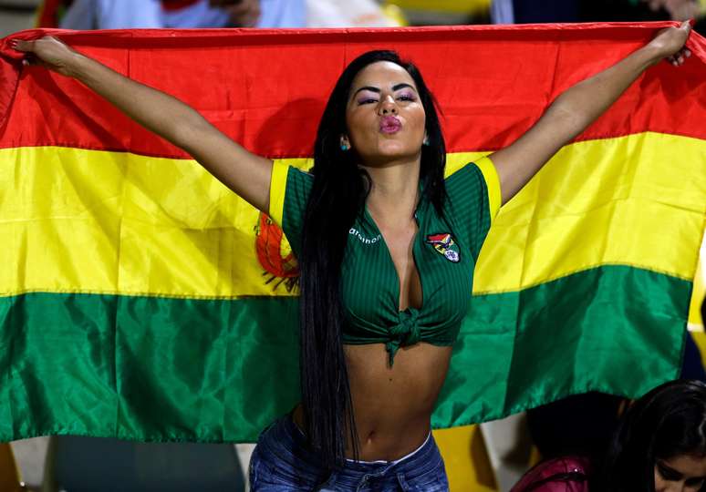 Torcedora apoia Bolívia durante estreia da seleção no Grupo A