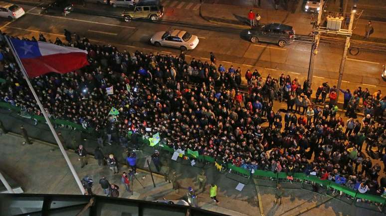 Torcida lotou ruas em Temuco, mas praticamente não viu os jogadores entrarem no hotel