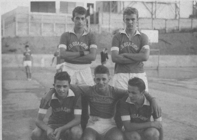 Victor (de pé à direita) junto do time do Internato São Vladimir