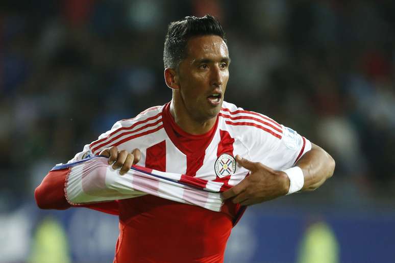 Lucas Barrios salvou o Paraguai de derrota para a Argentina