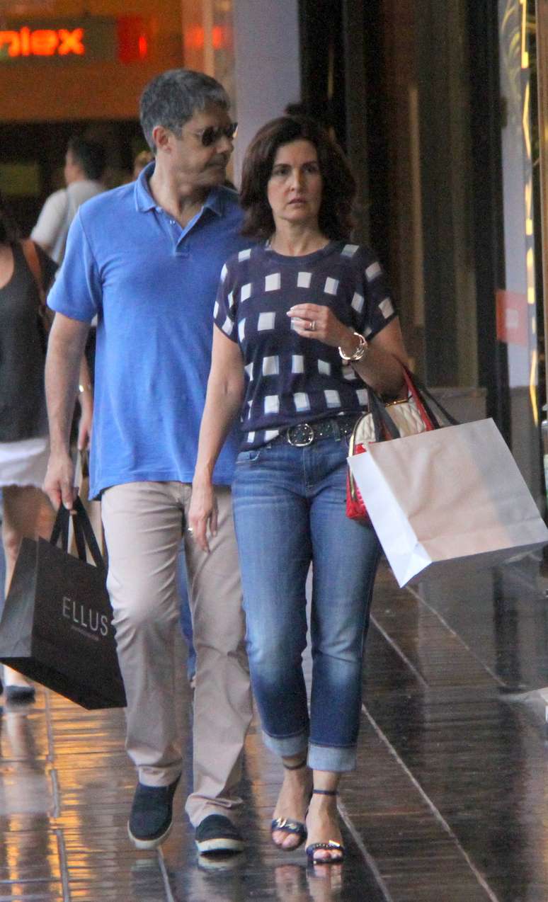 Fátima Bernardes e William Bonner foram clicados com muitas sacolas enquanto circulavam pelo Fashion Mall, no Rio de Janeiro, neste domingo (14) 