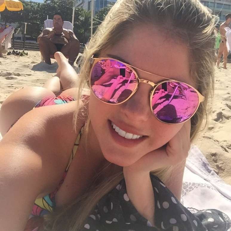 Neste domingo (14), Bárbara Evans curtiu o dia de sol e colocou o bronzeado em dia em praia do Rio de Janeiro; no Instagram, a loira recebeu uma enxurrada de elogios