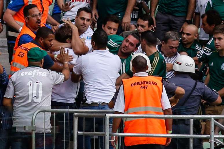 Torcedores do Palmeiras brigaram no setor Gol Sul durante o jogo