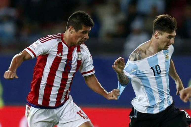 Cáceres, do Flamengo, levou um baile de Messi na estreia da Copa América