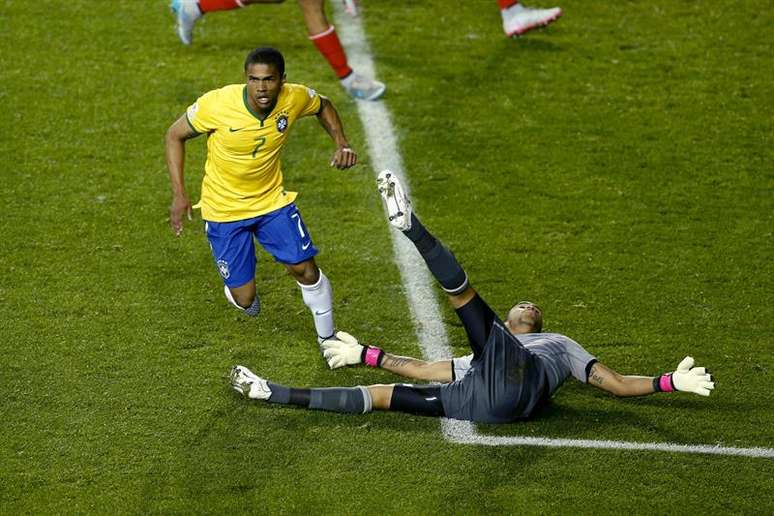 Douglas Costa fez gol aos 46min do segundo tempo e deu a vitória ao Brasil