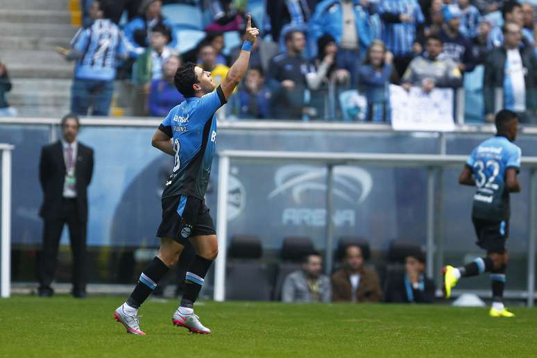Giuliano vibra após abrir o placar para o Grêmio na Arena