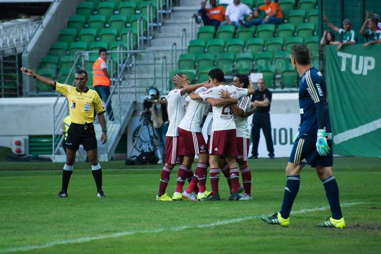 Fluminense aproveitou vacilo da zaga do Palmeiras e abriu o placar no primeiro tempo