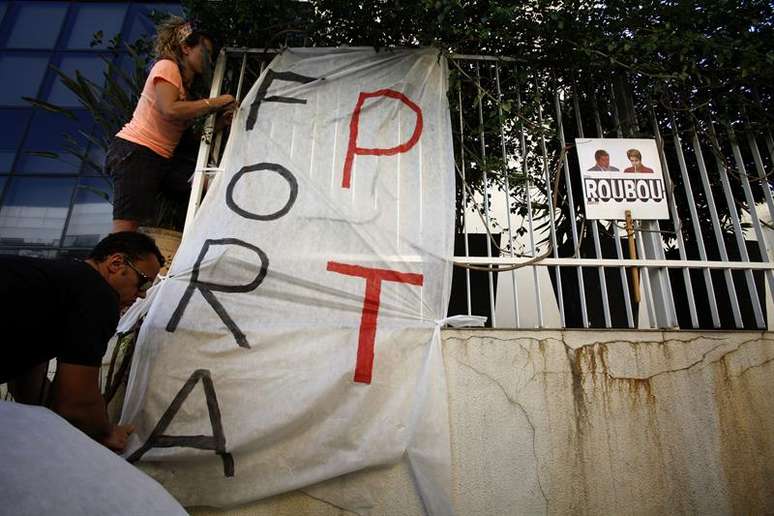 Participantes do protesto levaram uma bandeira com as cores do Brasil na qual pediam o impeachment de Dilma