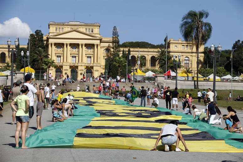 Protesto foi convocado pelas redes sociais pelo "Movimento Brasil Livre"