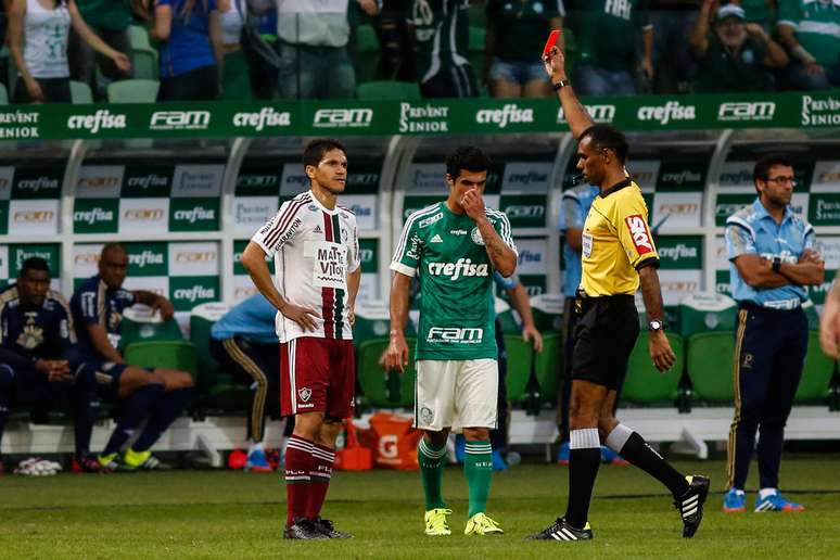 Magno Alves foi expulso no início do segundo tempo e prejudicou o Fluminense