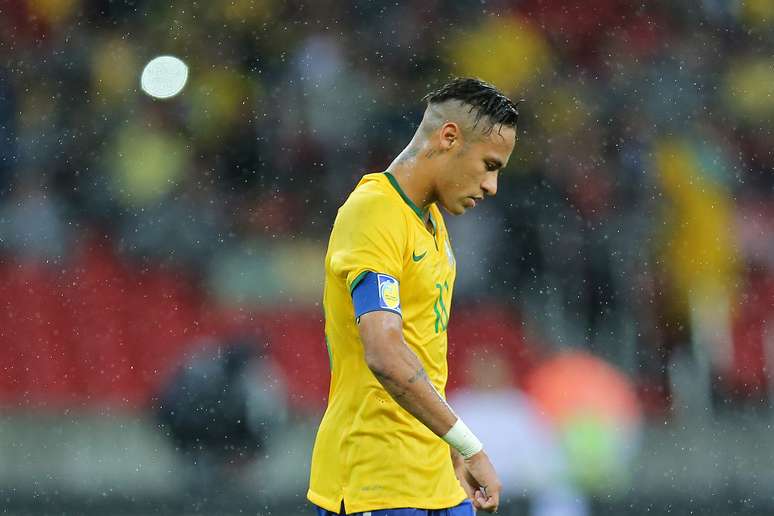 Neymar cabisbaixo em jogo contra Honduras