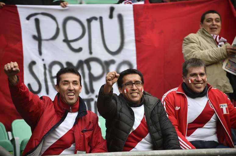 Torcida do Peru compareceu em bom número ao jogo e provocou Brasil