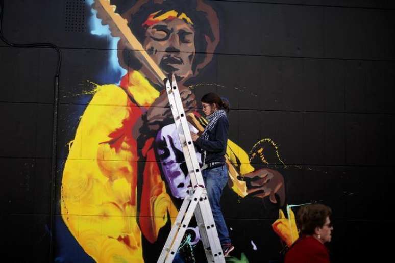 Mulher pinta grafite de Jimi Hendrix em Málaga, na Espanha. 18/02/2015