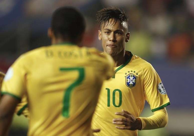 Douglas Costa comemora gol do Brasil com Neymar em jogo contra o Peru.