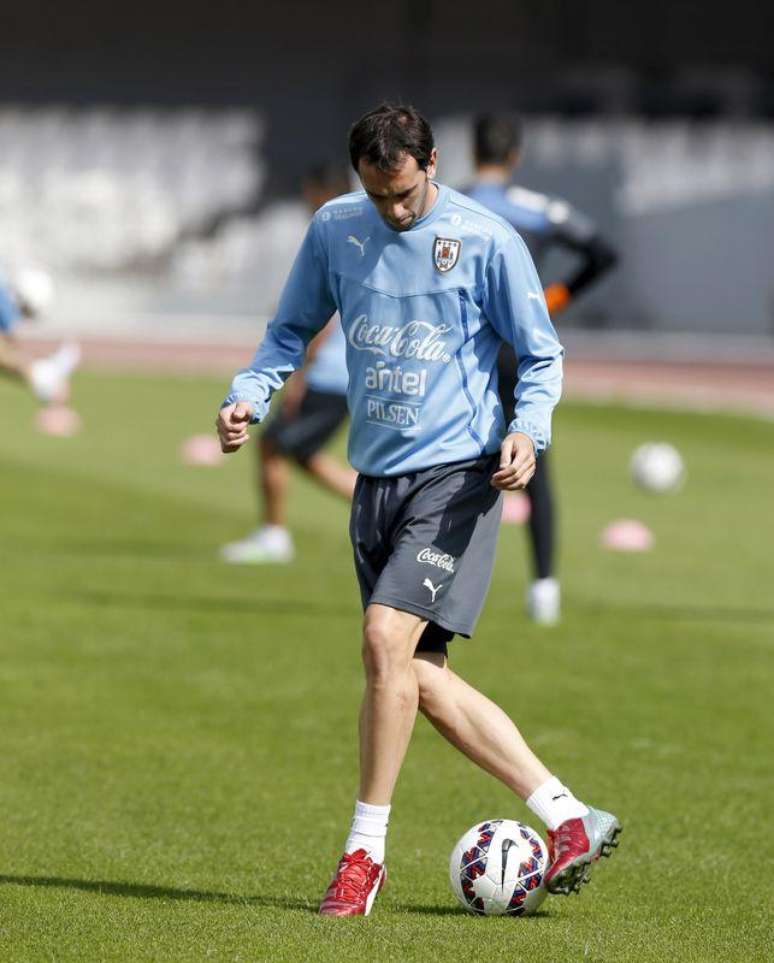 Diego Godín será fundamental para ajudar a frear Messi e companhia no clássico