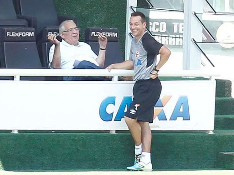 Eurico Miranda e Doriva durante treino do Vasco