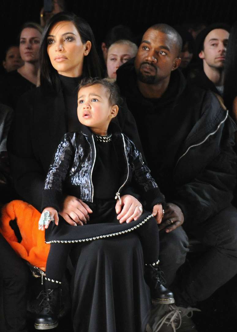 Mais um look todo preto como o dos pais, com saia, jaqueta de couro e coturno