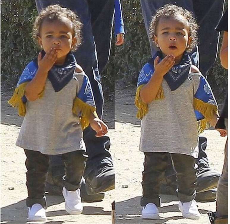 North exibe lenço estampado para finalizar o look. O complemento típico de um look de adulto atrapalha as crianças na hora de brincar