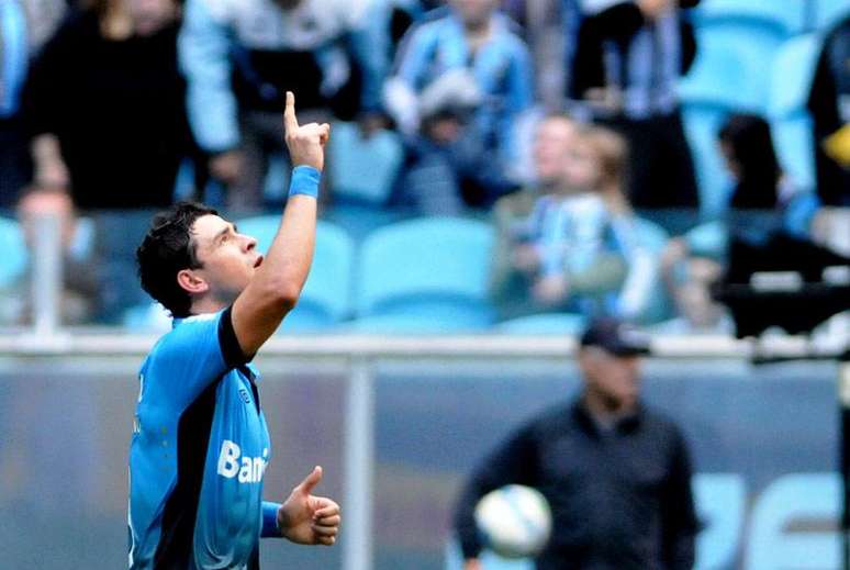 Grêmio derruba o Atlético-PR na Arena