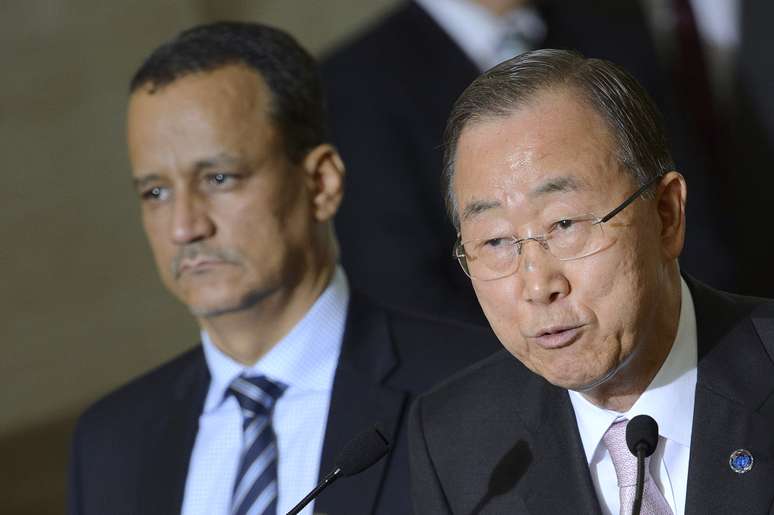 O Secretário-Geral da ONU Ban Ki-moon (direita) fala ao lado do enviado especial das Nações Unidas para o Iêmen, Ismail Ould Cheikh Ahmed, no primeiro dia de consultas de Genebra sobre Iêmen