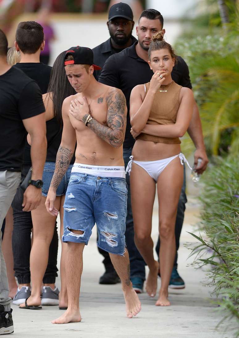 Justin Bieber e Hailey Baldwin curtem passeio juntos em Miami 