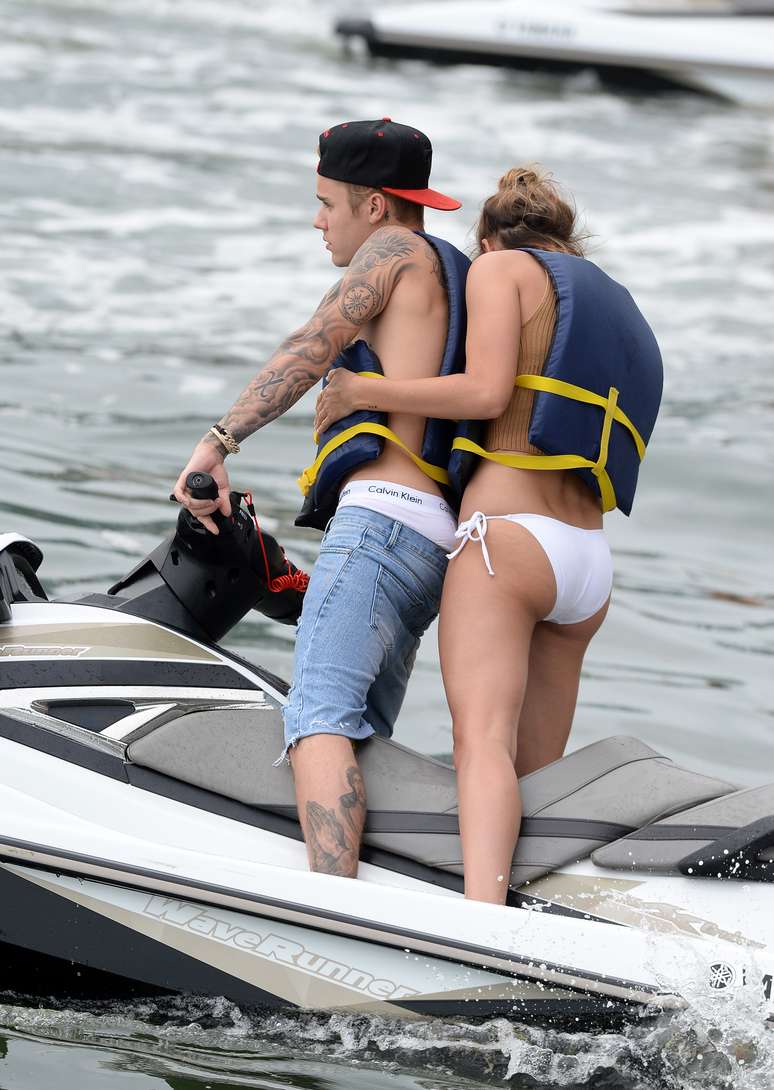 Justin Bieber e Hailey Baldwin curtem passeio juntos em Miami 