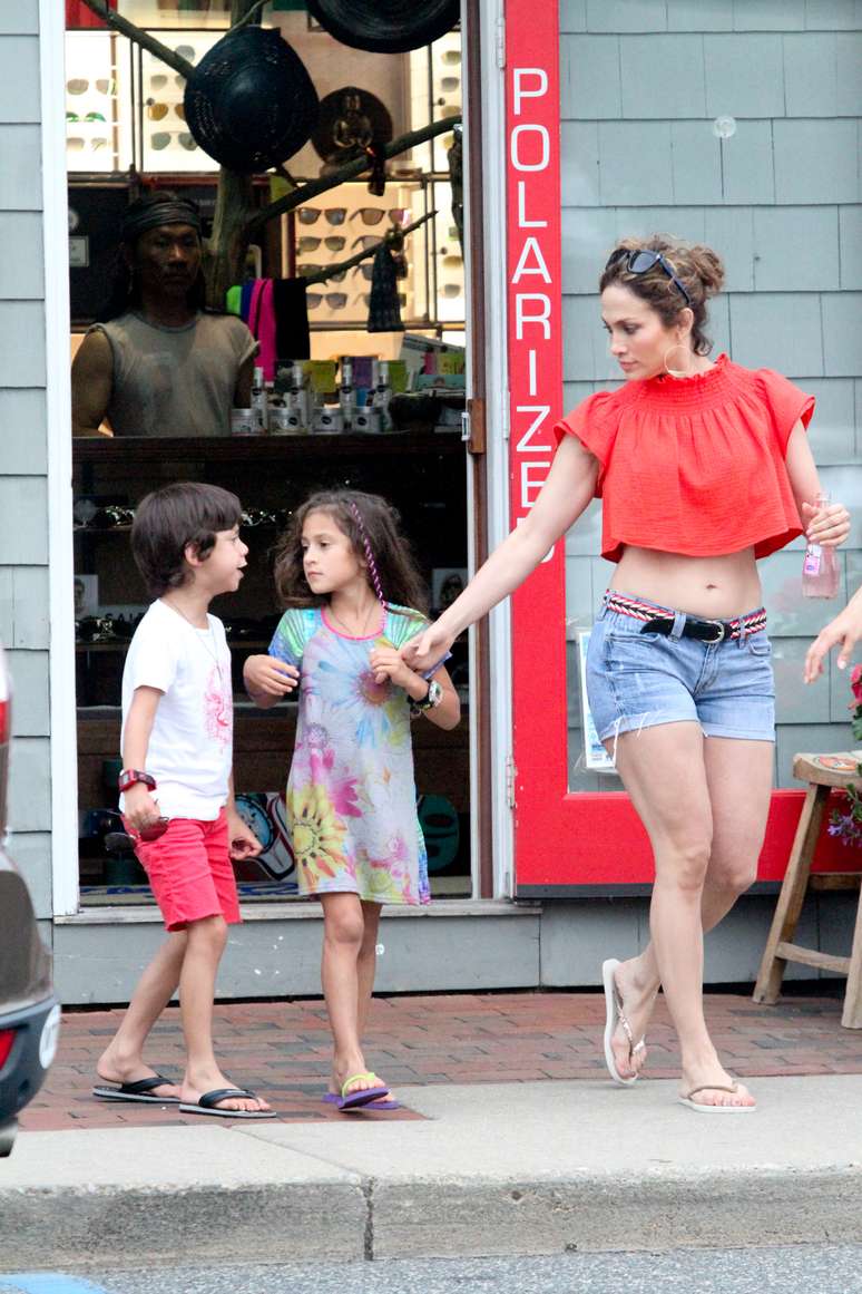 Jennifer Lopez faz compras com a barriga de fora acompanhada dos filhos gêmeos Maximilian David e Emme Maribel 