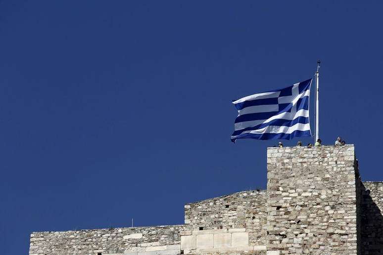 Bandeira grega no topo da Acrópolis em Atenas 14/6/2015