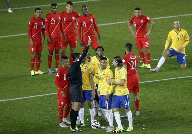 Neymar levou cartão amarelo ao tentar tirar o spray de campo para bater falta