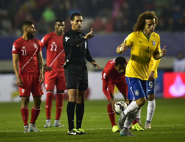 Árbitro Roberto Garcia teve momentos confusos neste domingo