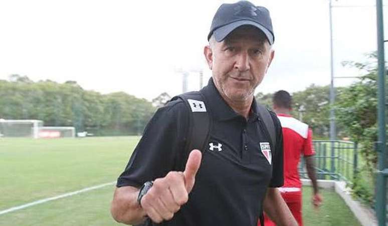 Juan Carlos Osorio ainda não sabe que time levará a campo no fim de semana