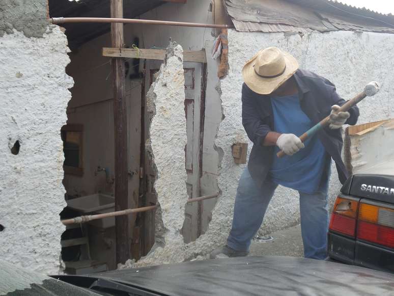 Muro que isolava terreno foi destruído para entrada dos policiais