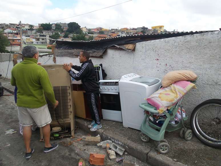 Pertences de moradores foram colocados no lado de fora da comunidade