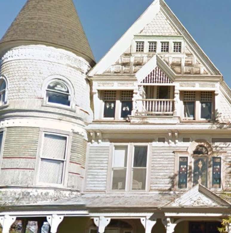 Google Street View flagra “mãos de fantasmas” em janela de casa à venda na cidade de Nova York