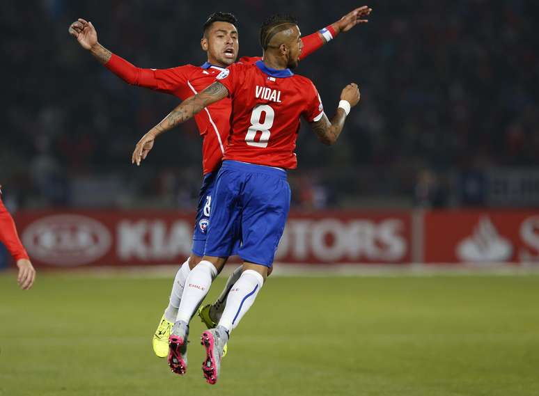 Vidal vibra após marcar primeiro gol do Chile nesta segunda-feira