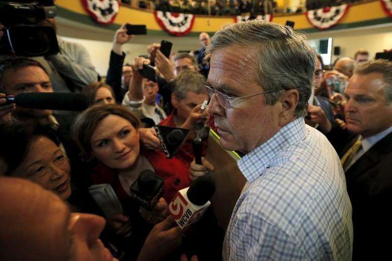 O pré-candidato republicano à Presidência dos EUA, Jeb Bush, fala a jornalistas em Derry, New Hampshire, nos Estados Unidos, nesta terça-feira. 16/06/2015