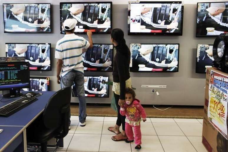 Família escolhendo televisões em filial das Casas Bahia em São Paulo