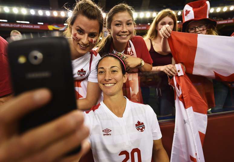 Relação de atletas e torcedoras canadenses é linda: teve até selfie no fim do jogo