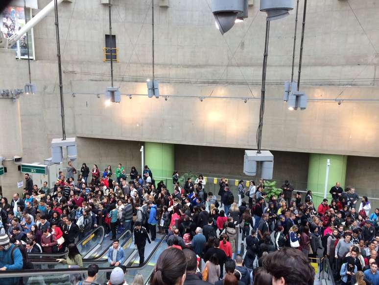 Passageiros se aglomeram na estação Vila Prudente