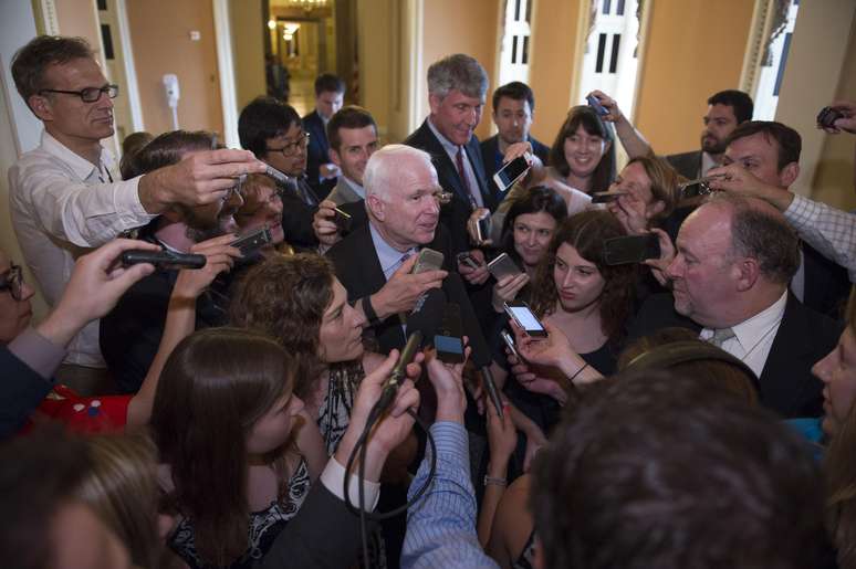 Um dos promotores do projeto é o republicano John McCain, torturado no Vietnã