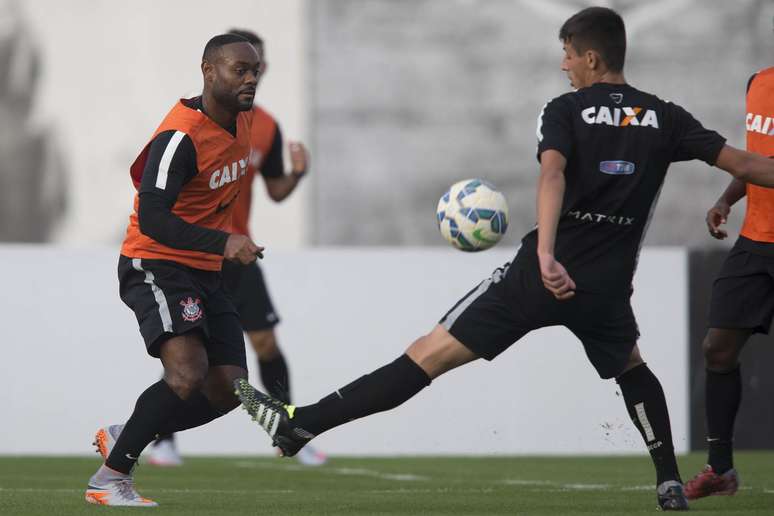 Vagner Love deve ser titular no clássico contra o Santos no próximo sábado